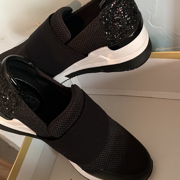 Crafted from mesh with glitter accent at the heel, the Felix trainers net mesh. - Picture 4 of 6